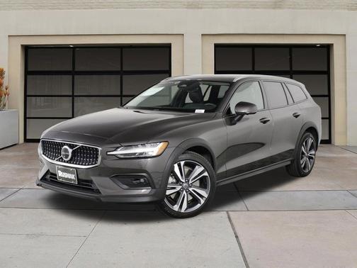 2025 Volvo V60 Cross Country Plus, B5 AWD Gas (mild hybrid)