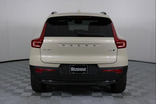 Sand Dune Metallic 2026 Volvo XC40 Ultra, B5 AWD Gas (mild hybrid), Dark