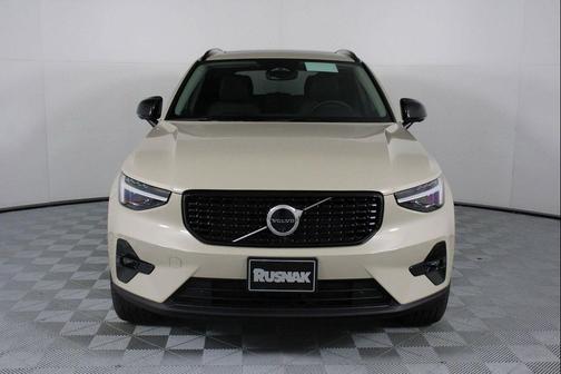 Sand Dune Metallic 2026 Volvo XC40 Ultra, B5 AWD Gas (mild hybrid), Dark