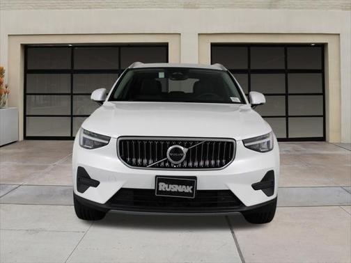 2025 Volvo XC40 B5 Core Bright Theme