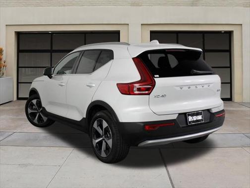 2025 Volvo XC40 B5 Core Bright Theme