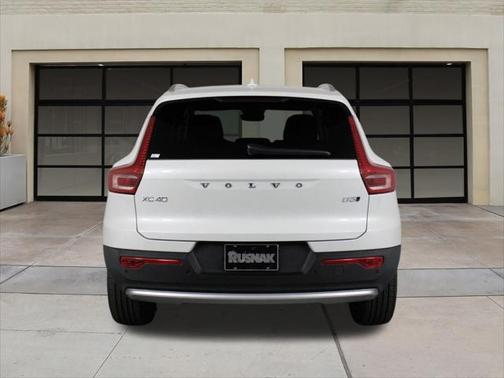 2025 Volvo XC40 B5 Core Bright Theme