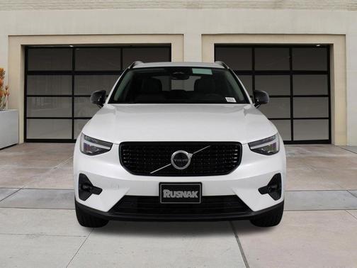 Crystal White 2026 Volvo XC40 B5 Ultra