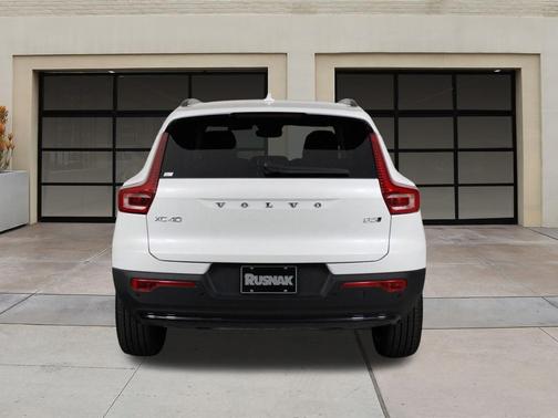 2026 Volvo XC40 B5 Ultra