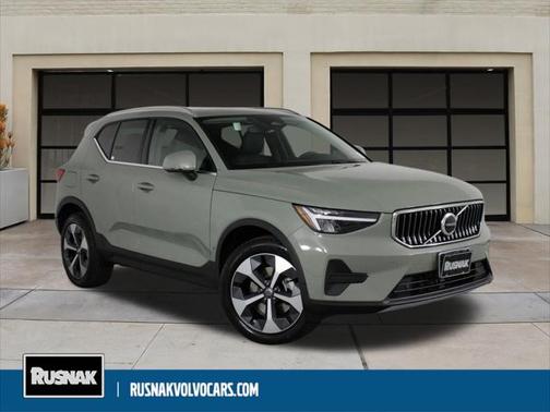 2025 Volvo XC40 B5 Core Bright Theme