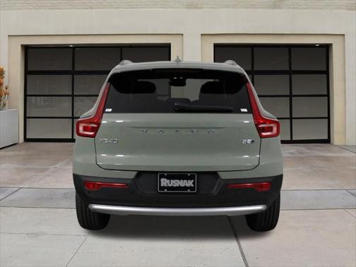 2025 Volvo XC40 B5 Core Bright Theme