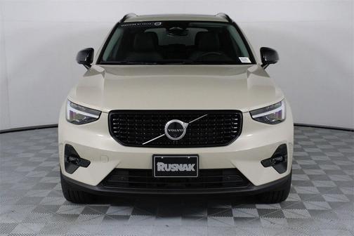 2026 Volvo XC40 Ultra, B5 AWD Gas (mild hybrid), Dark