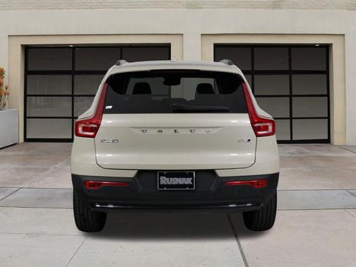 2026 Volvo XC40 Ultra, B5 AWD Gas (mild hybrid), Dark