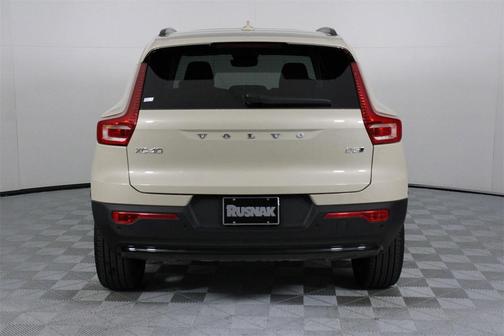 2026 Volvo XC40 Ultra, B5 AWD Gas (mild hybrid), Dark