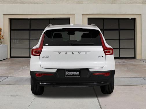 2026 Volvo XC40 B5 Plus