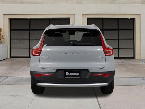 2025 Volvo XC40 B5 Ultra Bright Theme