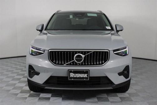 2025 Volvo XC40 B5 Ultra Bright Theme