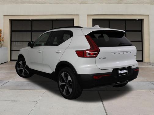 2025 Volvo XC40 B5 Plus Dark Theme