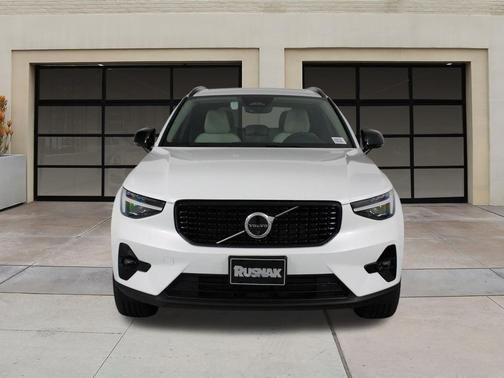 2025 Volvo XC40 B5 Plus Dark Theme