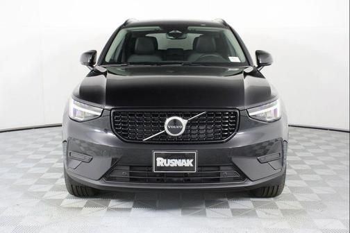 Onyx Black 2026 Volvo XC40 Core, B5 AWD Gas (mild hybrid), Dark