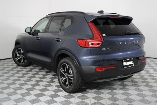 2026 Volvo XC40 Core, B4 FWD Gas (mild hybrid), Dark