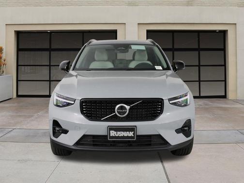 2026 Volvo XC40 Plus, B5 AWD Gas (mild hybrid), Dark