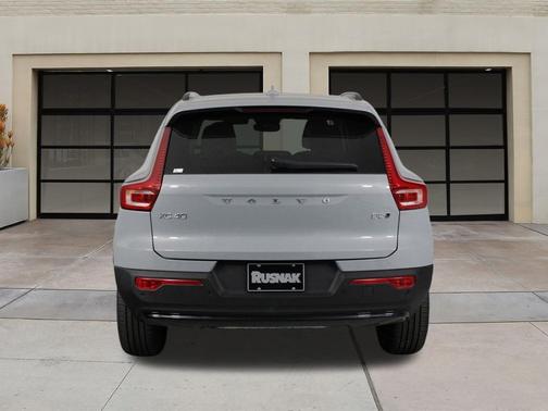 2026 Volvo XC40 Plus, B5 AWD Gas (mild hybrid), Dark