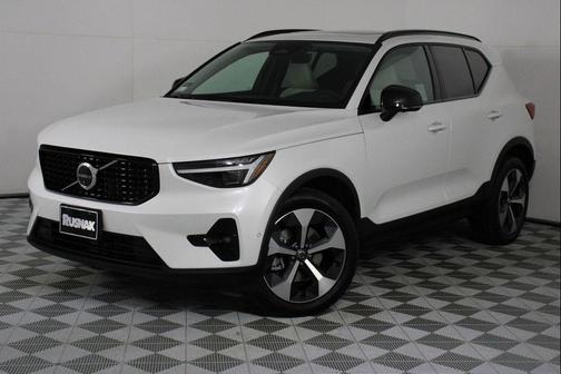 Crystal White 2026 Volvo XC40 Plus, B5 AWD Gas (mild hybrid), Dark