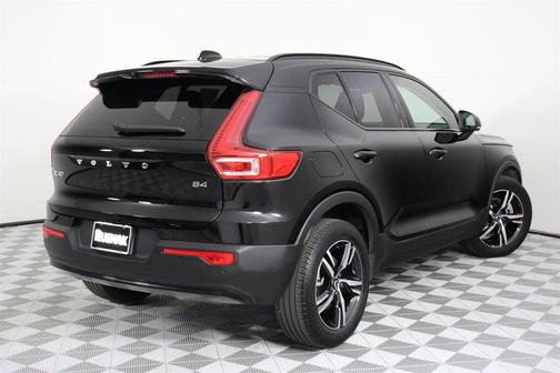 2023 Volvo XC40 B4 Plus Dark Theme