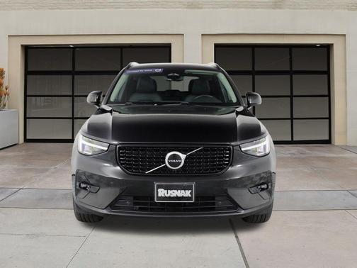 2023 Volvo XC40 B4 Plus Dark Theme