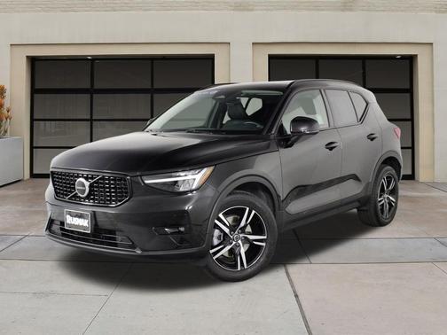 2023 Volvo XC40 B4 Plus Dark Theme
