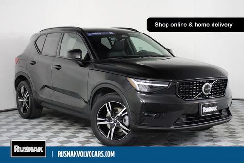 2023 Volvo XC40 B4 Plus Dark Theme