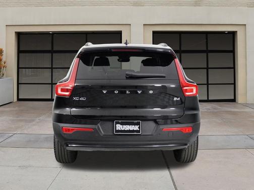 2023 Volvo XC40 B4 Plus Dark Theme