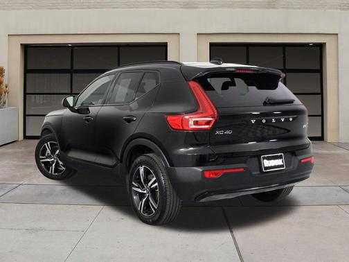2023 Volvo XC40 B4 Plus Dark Theme