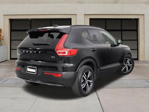 2023 Volvo XC40 B4 Plus Dark Theme