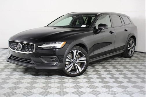 2025 Volvo V60 Cross Country Plus, B5 AWD Gas (mild hybrid)