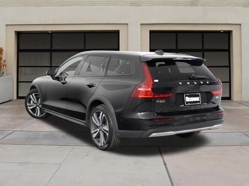 2025 Volvo V60 Cross Country Plus, B5 AWD Gas (mild hybrid)