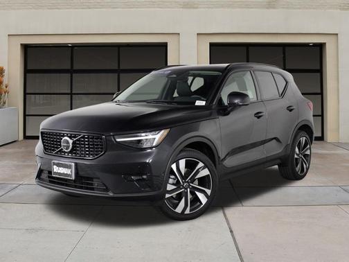 2025 Volvo XC40 B5 Plus Dark Theme