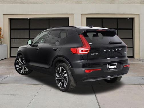 2025 Volvo XC40 B5 Plus Dark Theme