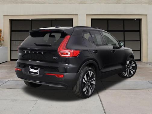 2025 Volvo XC40 B5 Plus Dark Theme