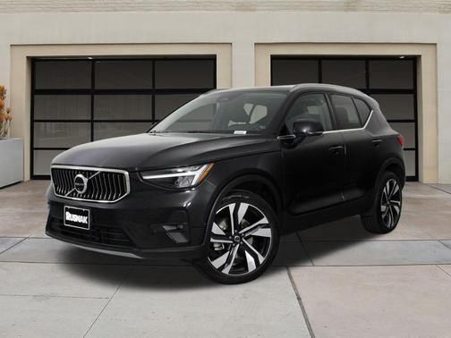2025 Volvo XC40 B5 Plus Bright Theme