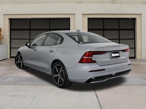 2024 Volvo S60 B5 Core Dark Theme
