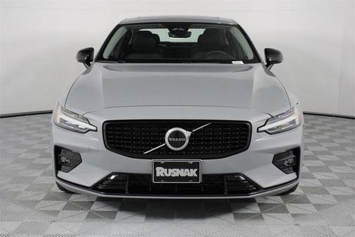 2024 Volvo S60 B5 Core Dark Theme