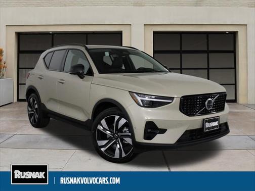 2025 Volvo XC40 B5 Ultra Dark Theme