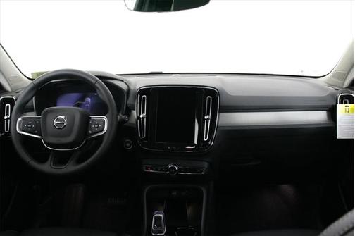 2025 Volvo XC40 B5 Ultra Dark Theme