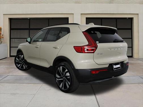 2025 Volvo XC40 B5 Ultra Dark Theme