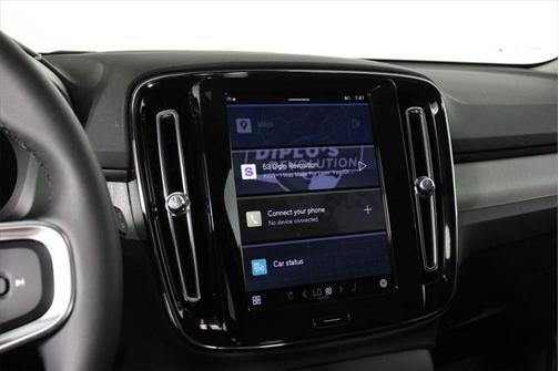 2025 Volvo XC40 B5 Ultra Dark Theme