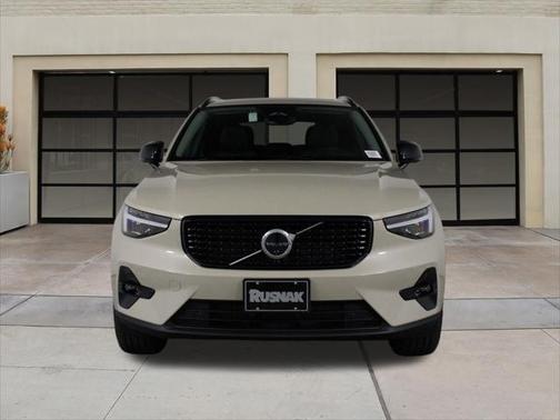 2025 Volvo XC40 B5 Ultra Dark Theme