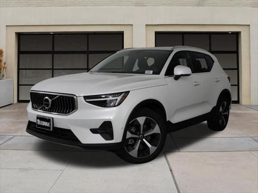 2025 Volvo XC40 B5 Plus Bright Theme