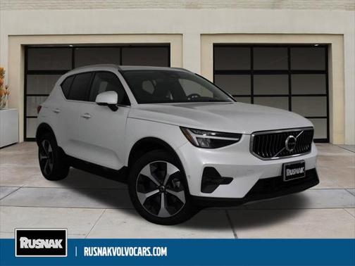 2025 Volvo XC40 B5 Plus Bright Theme