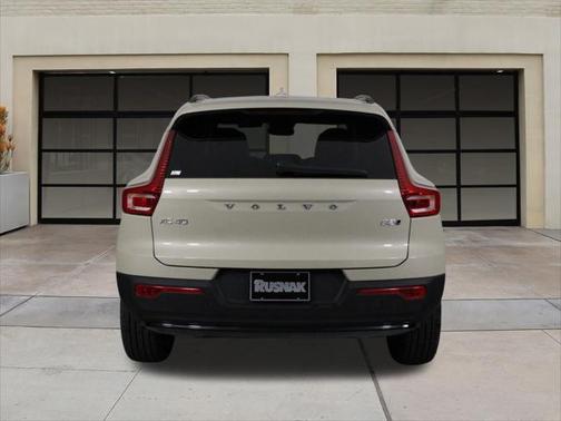 2025 Volvo XC40 B5 Plus Dark Theme