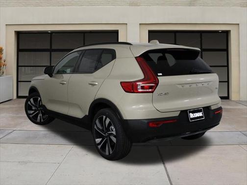 2025 Volvo XC40 B5 Plus Dark Theme