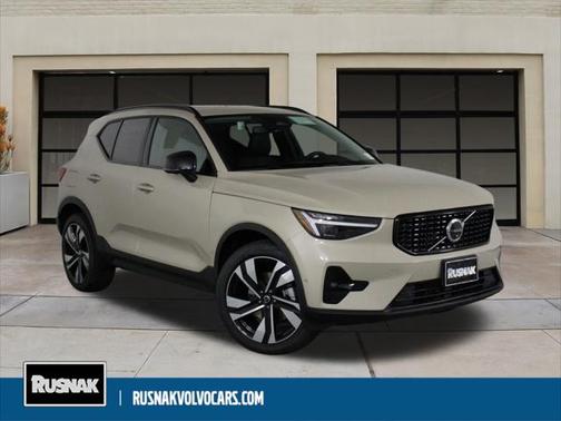 2025 Volvo XC40 B5 Plus Dark Theme