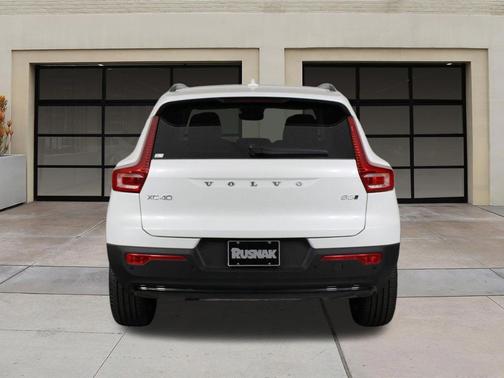 Crystal White 2026 Volvo XC40 Core, B5 AWD Gas (mild hybrid), Dark