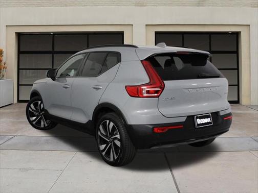 2025 Volvo XC40 B5 Plus Dark Theme